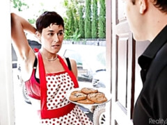 Gros cul, Grosse bite, Sucer une bite, Brunette brune, En levrette, Cheveux courts, Maigrichonne, Adolescente