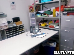 Grosse bite, Sucer une bite, Brunette brune, Doigter, Hard, Bureau, Chatte, Adolescente