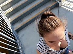 Sucer une bite, Brunette brune, En levrette, Hd, Hongroise, Seins naturels, De plein air, Pov
