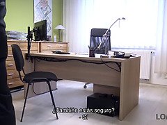 Loan4k. chica rusa monta la polla de un agente de préstamos en su oficina
