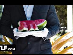 Grote lul, Blond, Pijpbeurt, Oudere vrouw, Sperma shot, Handbeurt, Slet, Tieten likken