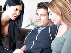 Gros cul, Grosse bite, Gros seins, Sucer une bite, En levrette, 2 femmes 1 homme, Mère que j'aimerais baiser