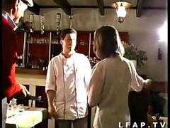 Pp is at the restaurant and shows its three -room service at the waitress