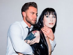 Sucer une bite, Brunette brune, En levrette, Domination, Branlette thaïlandaise, Tatouage, Adolescente, Nénés