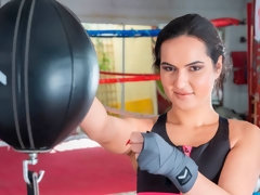 In den arsch, Blasen, Braunhaarige, Doppelpenetration, Küssen, Rasiert, Sport, Flotter dreier