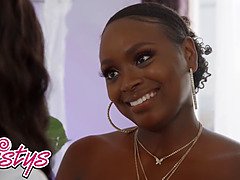 Arsch, Grosser arsch, Grosse titten, Braunhaarige, Schwarz, Gesichtssitzen, Natürlichen titten, Muschi