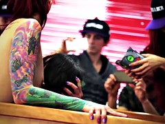 Brunette brune, Doigter, Groupe, Fille latino, Piercing, Tatouage, Nénés, Jouets