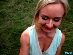 Arsch, Tussi, Blondine, Kehlenfick, Im freien, Öffentlich, Hintern versohlen, Tätowierung