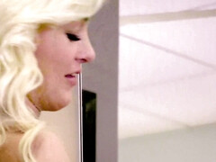 Blondine, Braunhaarige, Tschechisch, Domination, Lecken, Milf, Muschi, Hintern versohlen