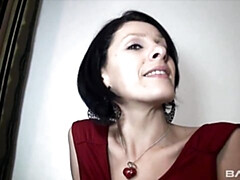 Chambre à dormir, Gros cul, Gros seins, Sucer une bite, Brunette brune, En levrette, Mère que j'aimerais baiser, Jarretelles