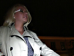 Leie, Blondine, Schwanz, Brille, Im freien, Muschi, Strümpfe, Tätowierung