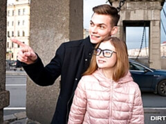 Blondine, Blasen, Hundestellung, Handjob, Küssen, Rasiert, Dürr, Titten