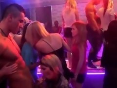 Amateur, Sucer une bite, Homme nu et filles habillées, Hd, Réalité, Adolescente