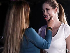 Amateur, Tetas grandes, Penetracion con dedos, Besar, Lesbiana, Lencería, Masturbación, Tetas