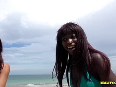 Cul, Plage, Bikini, Sucer une bite, Tir de sperme, Argent, Petite femme, Chatte