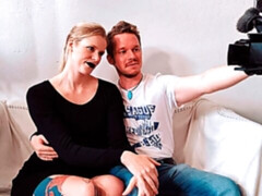 デカ尻, ブロンド, フェラチオ, バック, 手コキする, 剃毛, ストリッピング, タトゥー