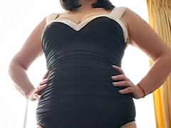 The stepsons college friend had never seen a naked mature woman and I showed him my pussy wide open