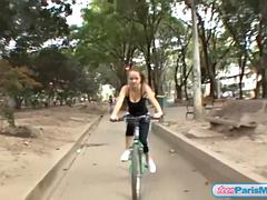 Grote mammen, Latijnse vrouw, Buiten, Openbaar, Rijden, Softcore pornografie, Tiener, Tieten likken