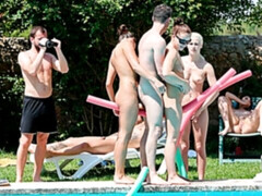 Grosser schwanz, Blasen, Hundestellung, Frau frau mann, Natürlichen titten, Im freien, Jungendliche (18+), Titten