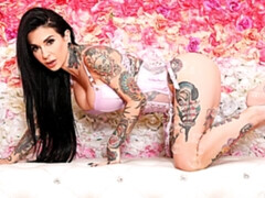 Amateur, Gros cul, Gros seins, Brunette brune, Doigter, Mère que j'aimerais baiser, Solo, Tatouage