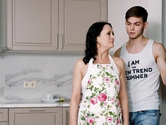 18, デカパイ, フェラチオ, イく瞬間, お婆さん, 手コキする, 熟年, おもちゃ