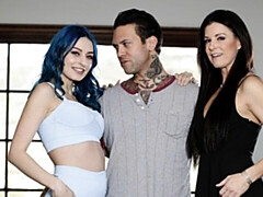 18 jaar, Grote kont, Grote lul, Grote mammen, Pijpbeurt, Hondjeshouding, 1 man 2 vrouwen, Mager