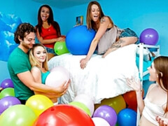 Gros seins, Doigter, Embrassement, Lesbienne, Masturbation, Fête, Dénudage, Plan cul à trois