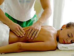 Gros cul, Sucer une bite, Brunette brune, En levrette, Massage, Seins naturels, Rasée, Adolescente