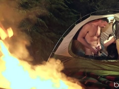 Grosse bite, Queue, En levrette, Bâillonner, Branlette thaïlandaise, De plein air, Cheveux courts, Fessée