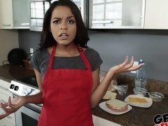 Noire, Sucer une bite, En levrette, Branlette thaïlandaise, Cuisine, Fille latino, Dénudage, Adolescente