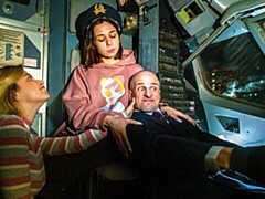 18 jaar, Grote lul, Pijpbeurt, Hondjeshouding, 1 man 2 vrouwen, Natuurlijke tieten, Tiener, Tieten likken