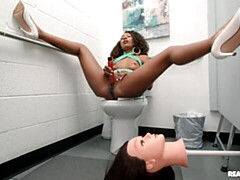 デカ尻, デカパイ, フェラチオ, バック, ガリガリ, ティーン, 三人, トイレ