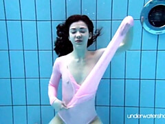 18 jahre, Braunhaarige, Tschechisch, Frau, Natürlichen titten, Öffentlich, Badeanzug, Jungendliche (18+)