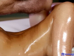 Sucer une bite, Brunette brune, Tchèque, En levrette, Branlette thaïlandaise, Huilée, Tatouage, Mouillée