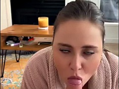 Grote mammen, Pijpbeurt, Sperma, Sperma shot, Handbeurt, Moeder die ik wil neuken, Gezichtspunt, Tieten likken