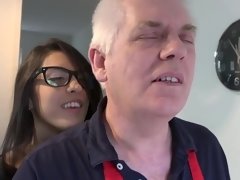 18 jahre, Braunhaarige, Süss, Brille, Hardcore, Abendanzug, Student, Jungendliche (18+)