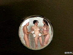 Américain, En levrette, Faciale, Mère que j'aimerais baiser, Piercing, Chatte, Cheveux courts, Douche