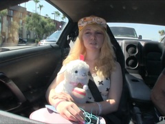 Dichtbij, Dansen, Masturbatie, Orgasme, Openbaar, Kousen, Speelgoed, Onder de rok