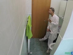 Bad, Blasen, Spermaladung, Arzt, Aufs gesicht abspritzen, Krankenschwester, Pov, Muschi