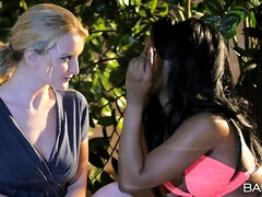 Gros seins, Britannique, Plantureuse, Noir ébène, Érotique, Interracial, Maman, Nénés