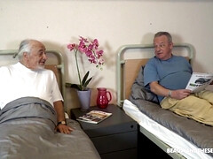 Beauté, Brunette brune, En gros plan de très près, Grandpère, Homme homme femme, Nue, Adolescente, Plan cul à trois