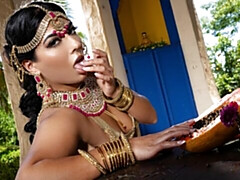 Amateur, Culo grande, Tetas grandes, Morena, Penetracion con dedos, Masturbación, Madres para coger, Estriptis