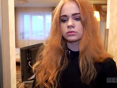 Ragazzo astuto scopa figa rasata di cutie dai capelli rossi per il