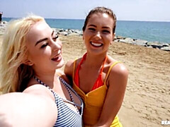 Playa, Culo grande, Penetracion con dedos, Besar, Lesbiana, Tetas naturales, Afeitado, Estriptis