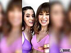 Chambre à dormir, Gros cul, Doigter, Lesbienne, Masturbation, Seins naturels, Dénudage, Adolescente