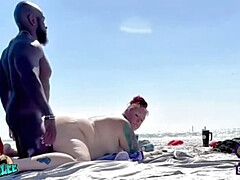 Belle grosse femme bgf, Plage, Femme couguar, Couple, Grosse, Mature, Mère que j'aimerais baiser, Nue