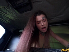 Enthousiasteling, Pijpbeurt, Auto, Hondjeshouding, Sperma in gezicht, Natuurlijke tieten, Mager, Tatoeage