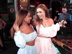 In den arsch, Tussi, Grosse titten, Blasen, Spermaladung, Lesbisch, Orgasmus, Öffentlich