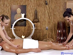 Stellung 69, Spermaladung, Aufs gesicht abspritzen, Massage, Öl, Muschi, Flotter dreier, Nass