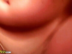 Cul, Sucer une bite, Brunette brune, Gorge profonde, Mamelons, Orgasme, Tatouage, Nénés